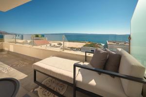 - un canapé sur un balcon avec vue sur l'océan dans l'établissement Klara Beach Apartment, à Split