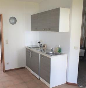 eine Küche mit einer Spüle und einer Arbeitsplatte in der Unterkunft Ferienwohnung Freyas Walderlebnis in Stromberg