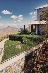 ミンデロにあるCasa Azulの砂漠の家の前の柵