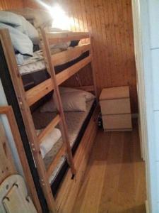 Zimmer mit 3 Etagenbetten in einem Zimmer in der Unterkunft Homalux 1,5 Zimmer-Yachthafen / Südstrand in Burgtiefe auf Fehmarn 