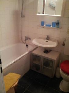 ein Badezimmer mit einem Waschbecken, einer Badewanne und einem WC in der Unterkunft Homalux 1,5 Zimmer-Yachthafen / Südstrand in Burgtiefe auf Fehmarn 