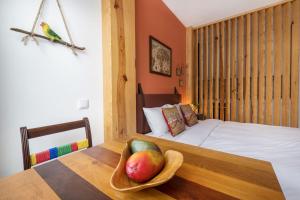 - une chambre avec un lit et une corbeille de fruits sur une table dans l'établissement São Vitor Studio w/ Patio by LovelyStay, à Porto