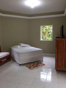 Giường trong phòng chung tại Chalé em meio à natureza, com riacho no quintal