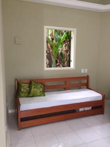 Giường trong phòng chung tại Chalé em meio à natureza, com riacho no quintal +6 ảnh