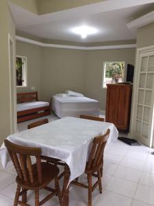 Giường trong phòng chung tại Chalé em meio à natureza, com riacho no quintal