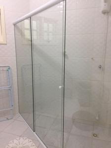 Phòng tắm tại Chalé em meio à natureza, com riacho no quintal