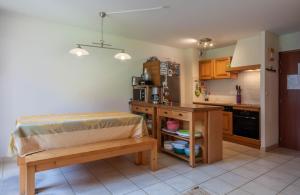 eine Küche mit einem Tisch und einer Bank in einem Zimmer in der Unterkunft JEANETTE 2 in Morzine