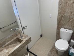 uma casa de banho com um WC e um lavatório em Antonio's Hotel e Spa - Airport em Brasília