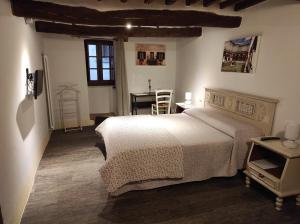 um quarto com uma cama e uma secretária. em Camere La Carbonaia em Pienza