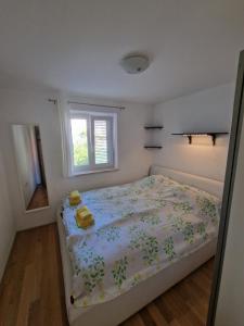 1 dormitorio con cama y ventana en Beautiful house Lanna, en Izola