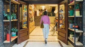 Una mujer caminando por la puerta de una tienda en Hotel San Miguel en Gijón