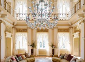 una gran sala de estar con una lámpara de araña. en Passalacqua en Moltrasio