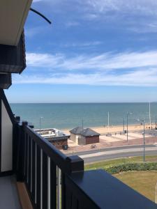 balkon z widokiem na ocean i plażę w obiekcie Prise de vue à 2 pas de la plage w mieście Villers-sur-Mer