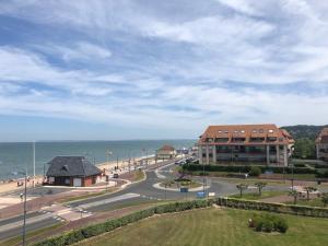 ulica przed budynkiem i ocean w obiekcie Prise de vue à 2 pas de la plage w mieście Villers-sur-Mer