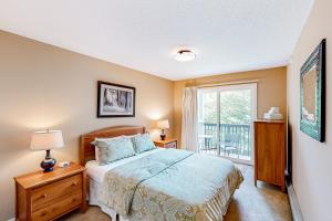 1 dormitorio con cama y ventana en Winterplace Q206, en Ludlow