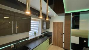 Televisyen dan/atau pusat hiburan di #4 TGHA Luxury One Bedroom Apartment in Athlone