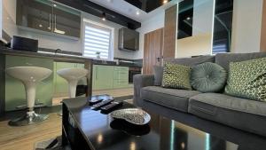 sala de estar con sofá y mesa en #4 TGHA Luxury One Bedroom Apartment in Athlone, en Athlone