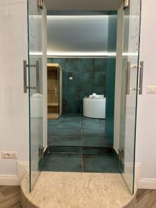 eine Glasdusche im Bad mit Waschbecken in der Unterkunft Real Giardinetto a Toledo in Neapel