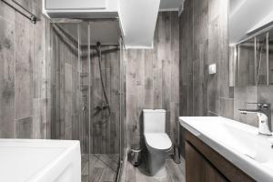 Ванная комната в Adelle Apartments, The Luxury Suites
