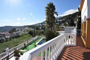 desde el balcón de una casa con piscina en Huerta Bonela, en Casarabonela