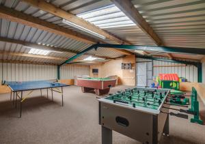 MeyllteyrnにあるTyddyn Llŷnの卓球台2台付きの部屋