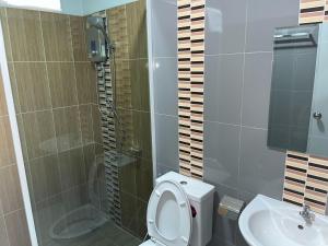 a bathroom with a shower and a toilet and a sink at เอสซีใสวัฒนา in Ban Don Rak