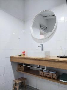 bagno con lavandino e specchio di Casa Azul do Cerro a Campeiros