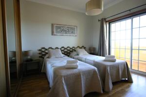 En eller flere senge i et værelse på Villa Vista Mar Piscina Suites