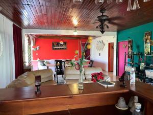 un soggiorno con divano e tavolo di Posada Nativa Trinsan Campestre a San Andrés