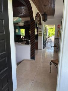 pasillo que conduce a una cocina y una sala de estar en Posada Nativa Trinsan Campestre en San Andrés