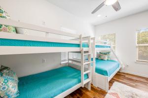 sypialnia z 2 łóżkami piętrowymi w pokoju w obiekcie The Secret Cabin w mieście Burnet