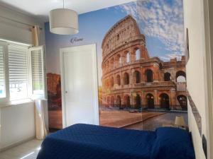 a bedroom with a painting of the coliseum at B&b I portici in Catanzaro