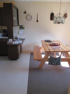 uma cozinha com uma mesa de madeira num quarto em Queen, walk to village center em Whitehorse