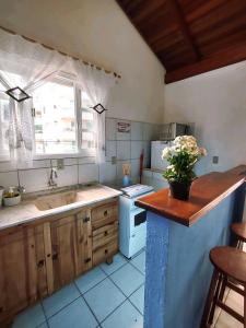 una cucina con lavello e fornello forno superiore di Pousadinha e Residencial Sto António - Praia de Bombas/Bombinhas-SC a Bombinhas