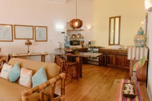 sala de estar con sofá y cocina en La Perla del Caribe - Villa Amber, en San Pedro