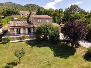 una vista aérea de una casa con patio en Suite familiale de charme en Provence en Mirabeau