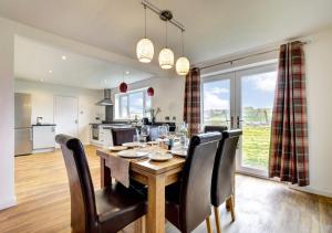 a kitchen and dining room with a table and chairs at Glan Donau in Llanuwchllyn