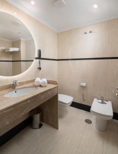 La salle de bains est pourvue d'un lavabo, de toilettes et d'un miroir. dans l'établissement 1907 VILLA GIJON, à Gijón