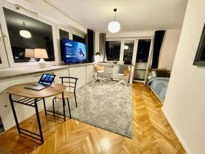 Televízia a/alebo spoločenská miestnosť v ubytovaní Super GREY 2 metro fast WiFi 65’TV Netflix HBO AppleTV+