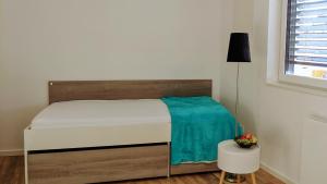 ein Schlafzimmer mit einem Bett mit einer blauen Decke darauf in der Unterkunft Stilvolles Apartment mit Parkplatz, barrierefrei in Reinheim
