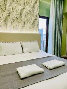 1 dormitorio con 1 cama con 2 almohadas en Excellence Suite, en Roma