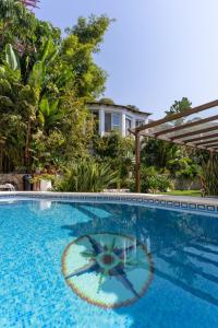 einen großen Pool mit Pool in der Unterkunft Villa la Orilla in Benajarafe