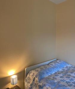 RemmingsheimにあるSchöne Eigentumswohnung in sehr ruhiger Lageのベッドルーム1室(ベッド1台、ランプ付)