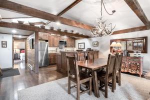 cocina con mesa de madera y sillas en Golf Creek 31, en Jackson