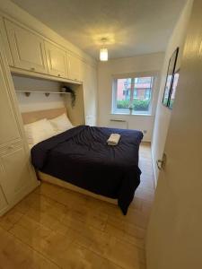 ein Schlafzimmer mit einem Bett in einem kleinen Zimmer in der Unterkunft Lovely Apt in City Centre Leeds in Leeds