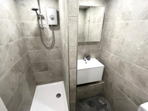 Bilik mandi di Modern 2 Bedroom, 2 Bathroom Home with Parking