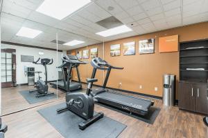 een fitnessruimte met loopbanden en crosstrainers in een kamer bij Comfort Suites in Sumter