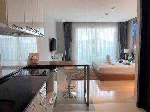 Køkken eller tekøkken på Emerald Terrace Apartments by Lofty