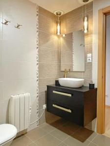 y baño con lavabo y espejo. en Apartamento Valle de Alba en Benasque
