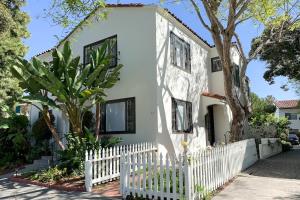 una casa blanca con una valla blanca en Santa Cruz, en Santa Bárbara